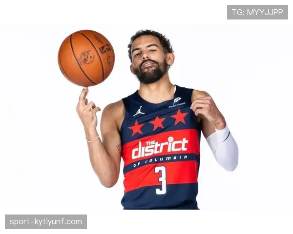 特雷·杨带的那串配饰，把我一年的工资都给比下去了